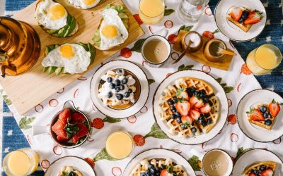 Table de petit-déjeuner remplie de recettes sucrées et healthy
