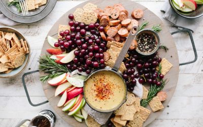 Assiette remplie de toasts apéro vue de haut