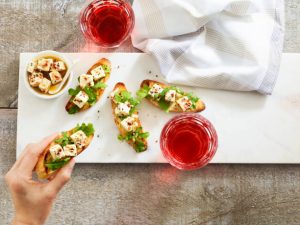 Plateau apéritif vu de haut avec toasts et verre d'alcool