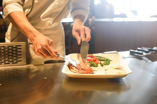 cours de cuisine avec un chef qui dresse une assiette