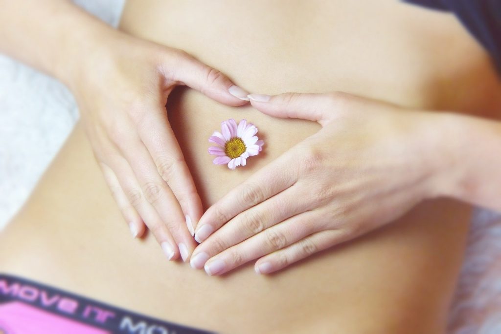 ventre femme avec une fleur au milieu